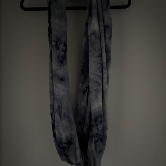 Blue & white NWOT Stretchy infinity scarf - Picture 7 of 9